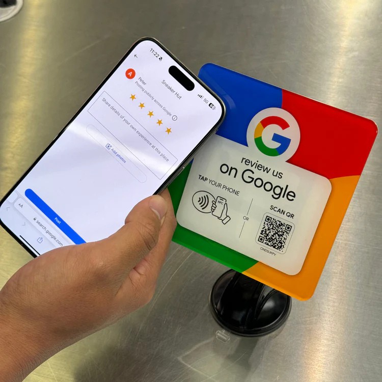 Cliente che avvicina lo smartphone alla card NFC e lascia una recensione a 5 stelle su Google