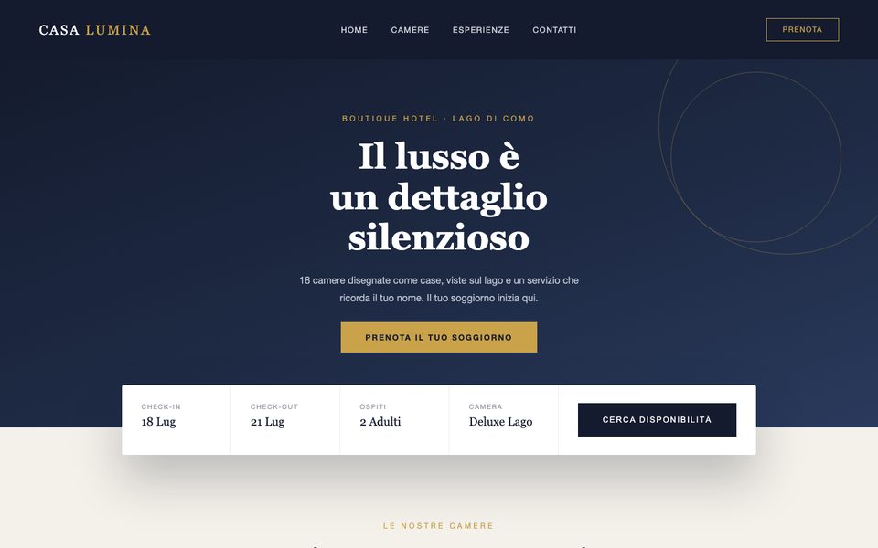 Esempio di sito per un boutique hotel sul Lago di Como con modulo di prenotazione: check-in, check-out, ospiti, tipologia di camera e pulsante Cerca disponibilità